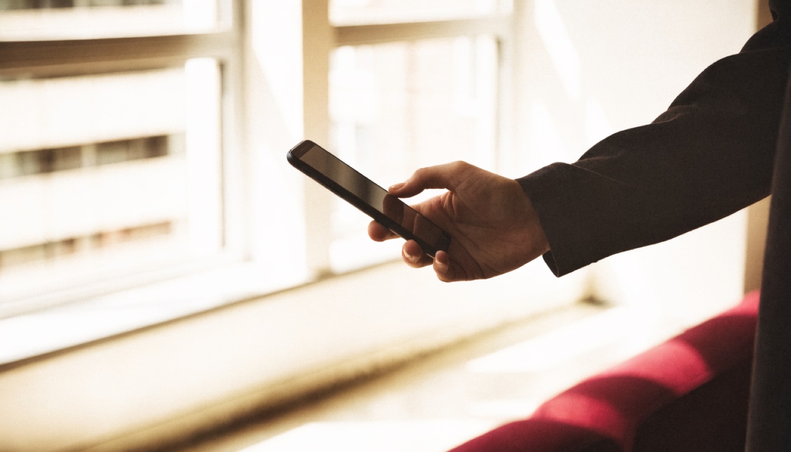 Smartphone mit Checkliste neben Wohnungsunterlagen